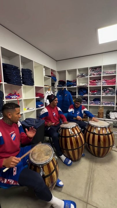 Juan Izquierdo tocando el tambor junto a Diego Polenta en la utilería de Los Céspedes