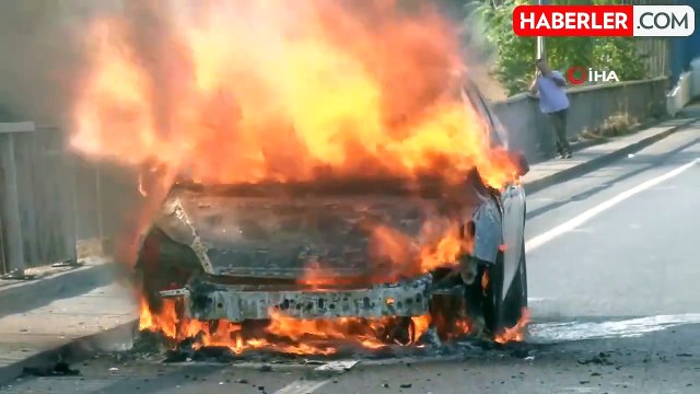 D-100 Karayolu'nda bir otomobil alev alev yandı: Yanan araç kullanılamaz hale geldi