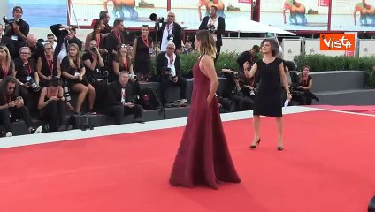 Sigourney Weaver e Camille Cottin si salutano sorridenti sul red carpet