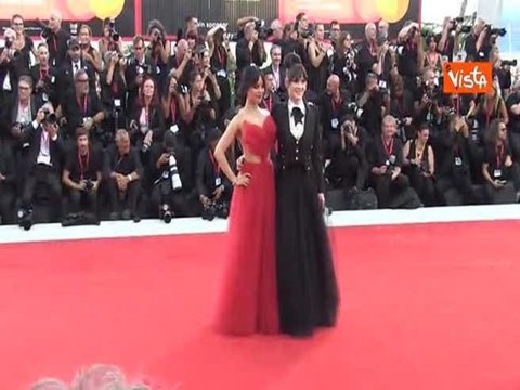 Venezia 81, Winona Ryder e Jenna Ortega posano insieme abbracciate sul red carpet