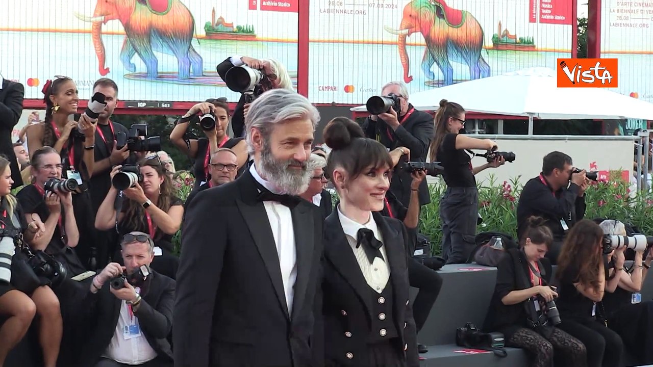 Venezia 81, Winona Ryder sfila sul red carpet con un lungo abito di tulle nero di ispirazione gotica