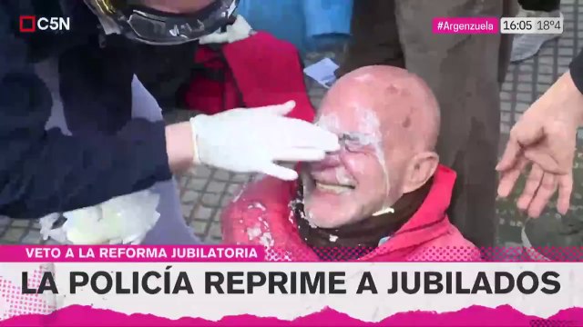 El momento en el que la policía reprimió a los jubilados en las inmediaciones del Congreso de la Nación