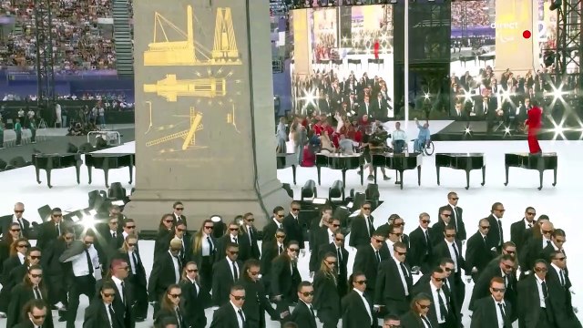 Christine and The Queen reprend Non, je ne regrette rien d'Edith Piaf