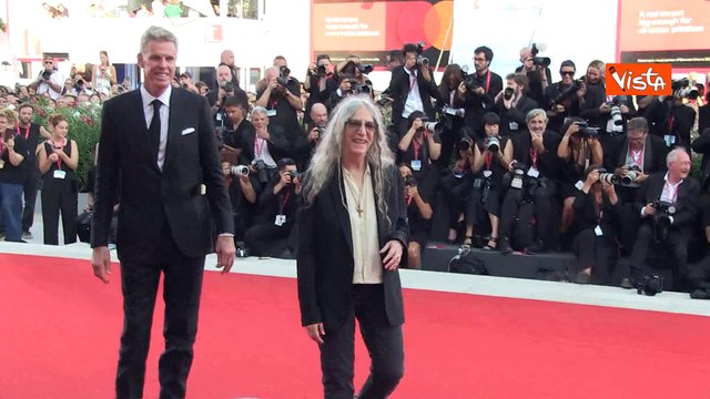 Venezia 81, Patti Smith omaggia Cate Blanchett con il baciamano sul red carpet