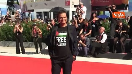 "Free Palestine", la scritta sulla maglia di Lino Musella sul red carpet di Venezia
