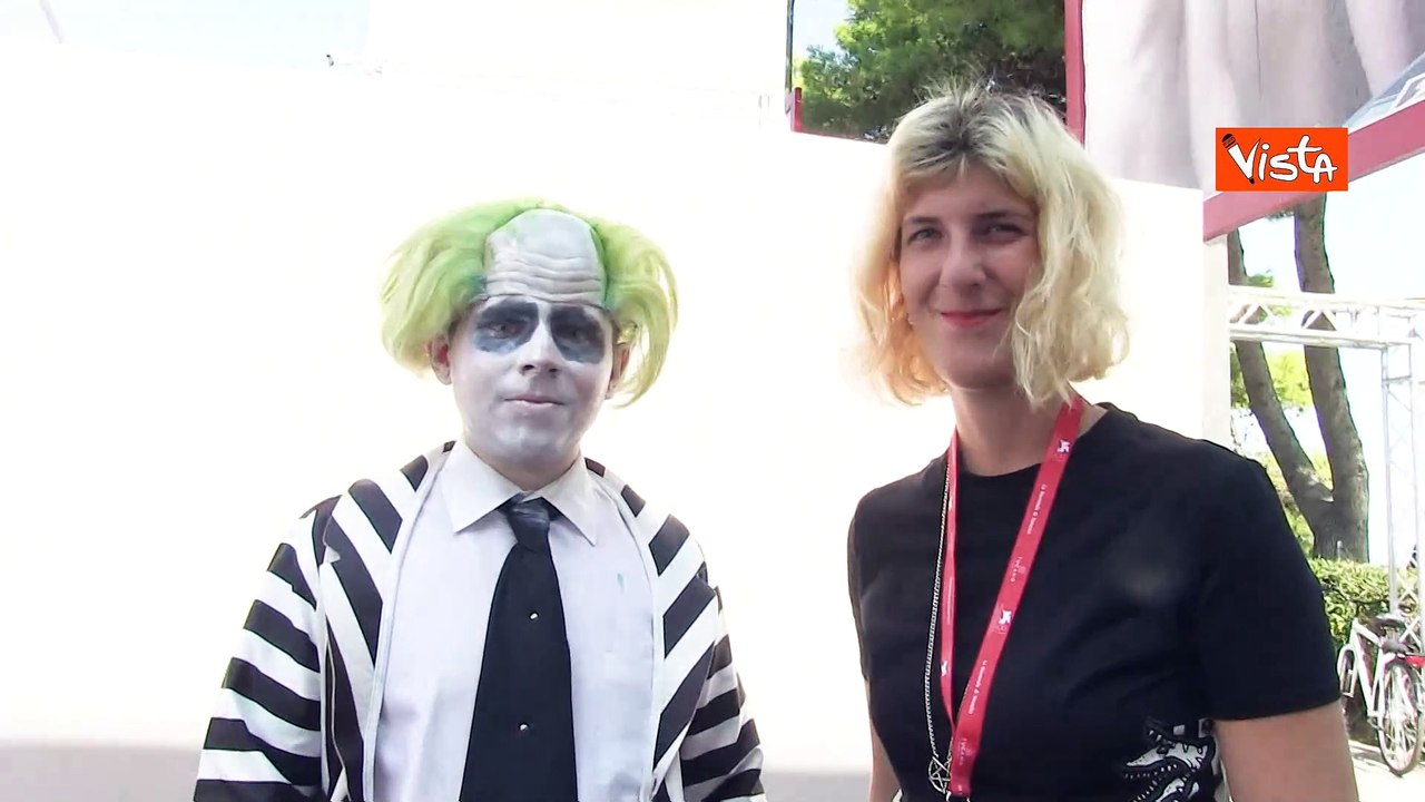 Venezia 81, due cosplayer ispirati a Beetlejuice in attesa del red carpet del film di Tim Burton