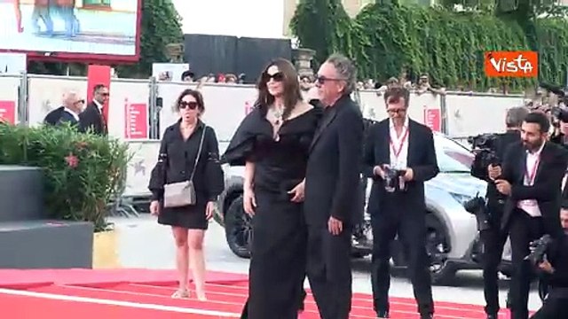 Venezia 81, Tim Burton e Monica Bellucci sul red carpet mano nella mano