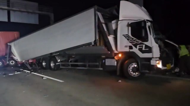 경북 상주 중부내륙고속도로 화물차 잇따라 추돌...1명 사망·2명 부상 / YTN