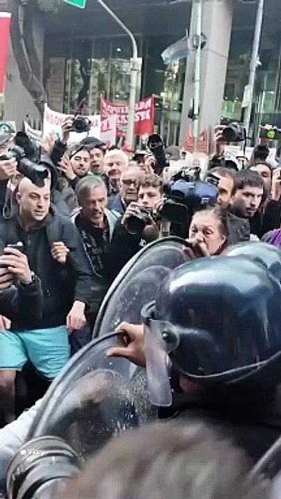La Policía reprimió a los jubilados que marchaban contra el veto de Javier Milei