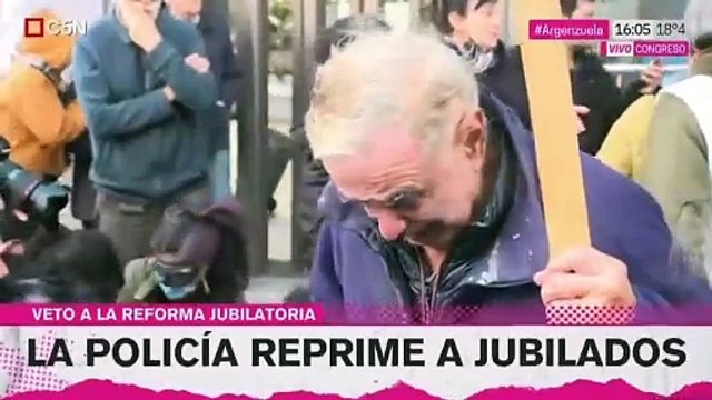 La Policía reprimió a los jubilados que marchaban contra el veto de Javier Milei