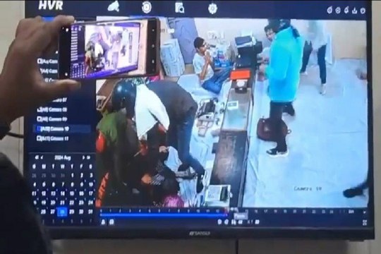 IPS सोमेन बर्मा ने सुल्तानपुर में डकैती के मामले में 5 पुलिसकर्मी किए सस्पेंड, 2 करोड़ की लूट की वारदात CCTV में कैद