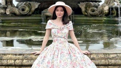 Frau trägt gerne Vintage-Kleidung