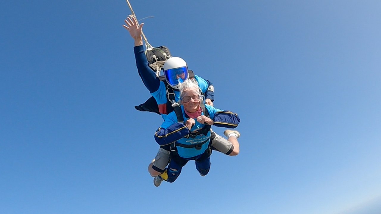 102-jährige Frau wird Großbritanniens älteste Fallschirmspringerin