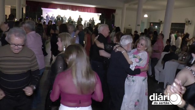 Baile do Reencontro reúne personalidades em edição marcada pela campanha de revitalização do Tênis