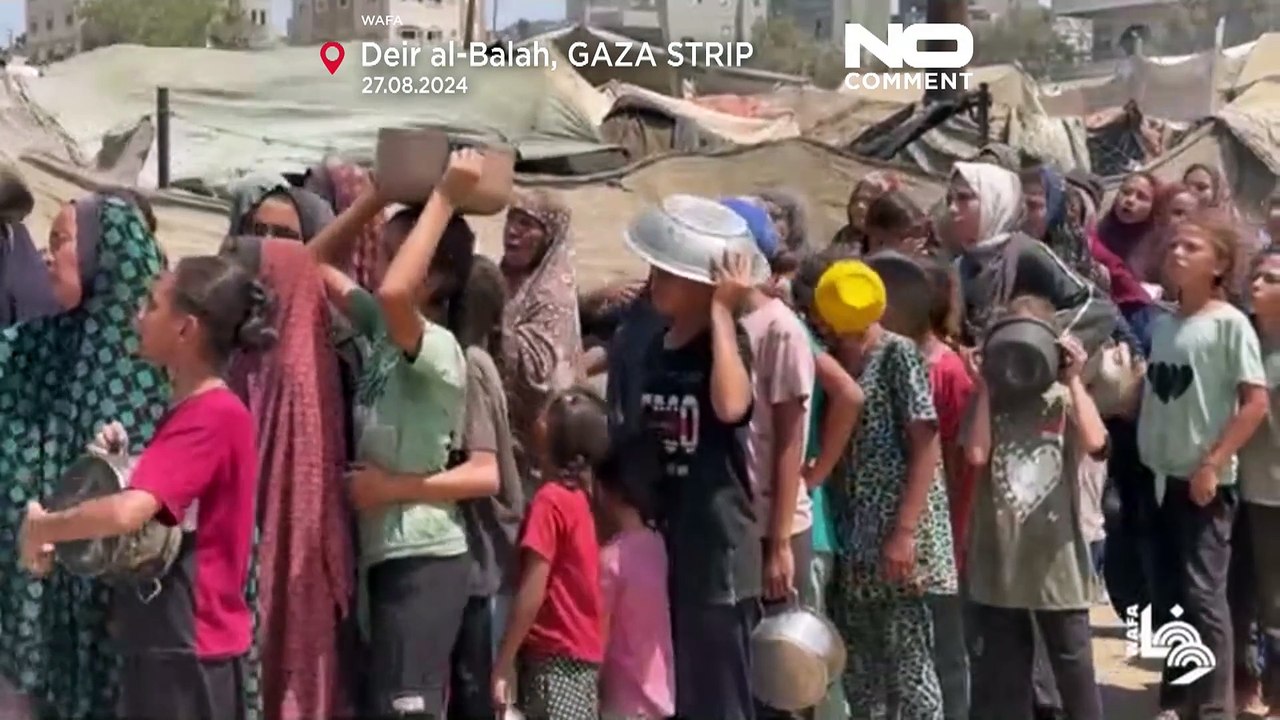 صف کودکان و زنان برای غذا در غزه؛ سازمان ملل مجبور به تعلیق برنامه توزیع غذا شد