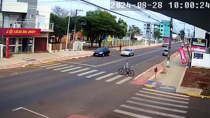Câmera flagra acidente entre moto e bicicleta que deixou criança com fratura na perna em Toledo