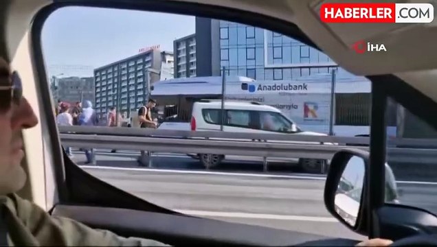 Küçükçekmece Sefaköy'de metrobüs kazaya karıştı. Olay yerine itfaiye, polis ve sağlık ekipleri sevk edildi.