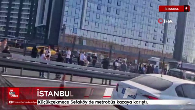 Küçükçekmece Sefaköy'de metrobüs kazaya karıştı