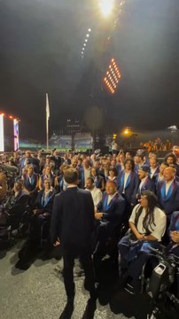 Après une cérémonie d’ouverture de trois heures durant entre les Champs-Élysées et la place de la Concorde, qui a célébré la diversité, l’inclusion, et la « concorde », Macron est venu encourager au bout de la nuit l’équipe de France paralympique