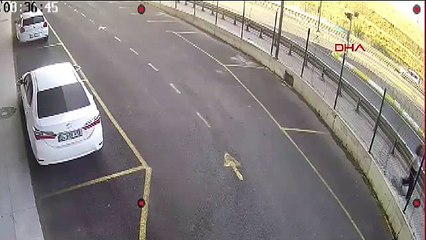 İstanbul'da iki metrobüs çarpıştı... Kaza anı kamerada