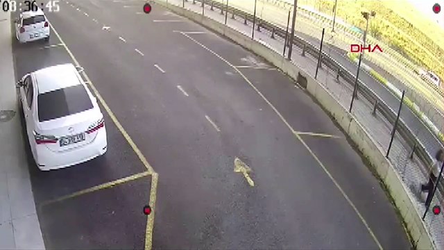 Sefaköy'de metrobüs kazası! 2 yolcu metrobüsün altında kaldı