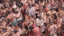 La Tomatina: en Espagne, une immense bataille de tomates dans la rue