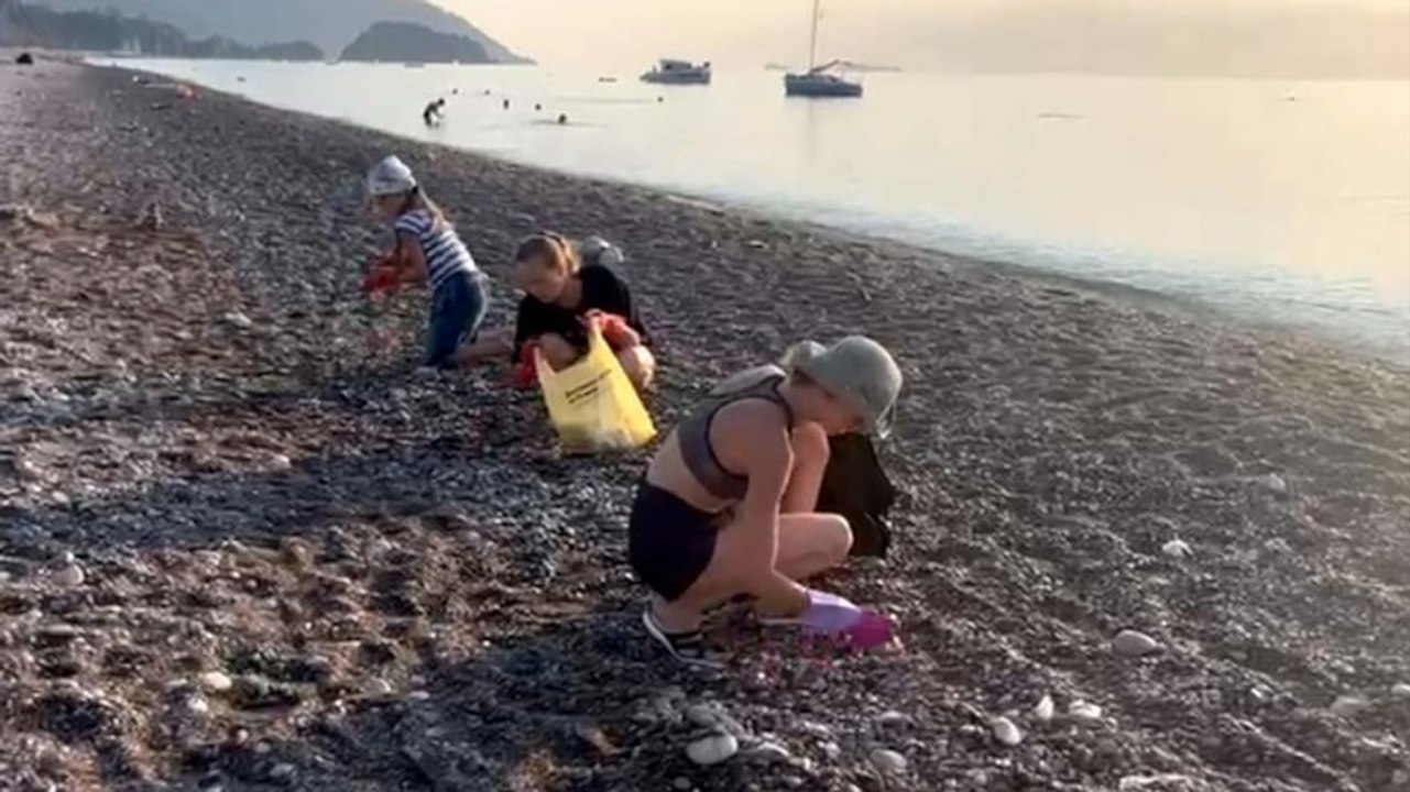 Çıralı'da Rus turistler sahildeki çöpleri topladı
