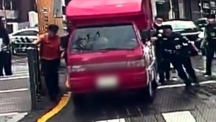 옴짝달싹 못하던 트럭...재빠른 대응 빛났다 [앵커리포트] / YTN