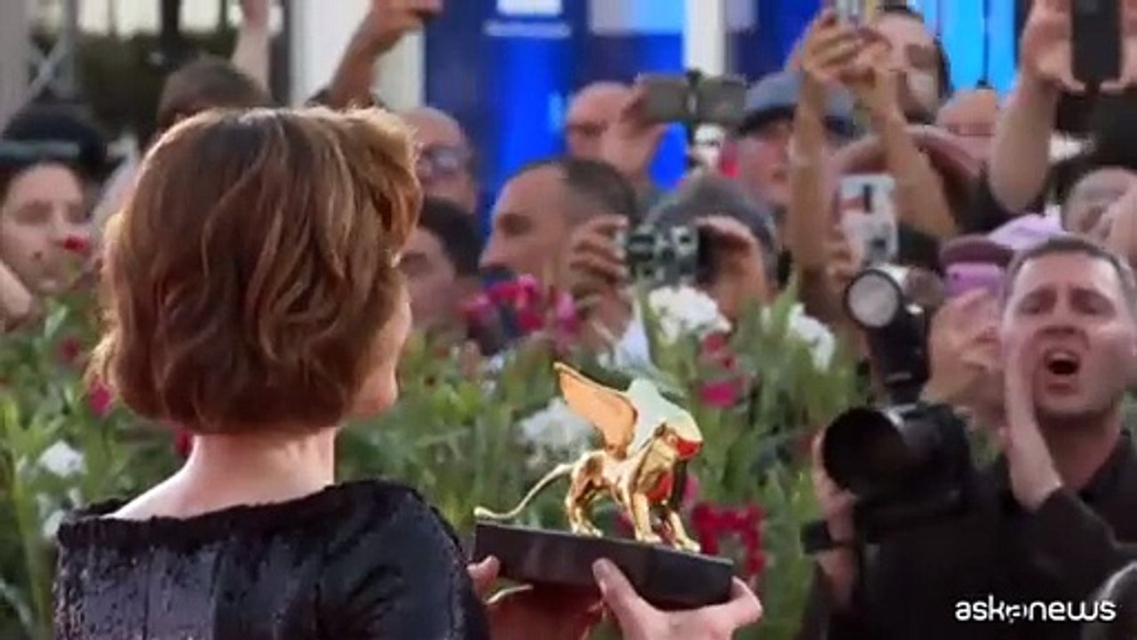 Meravigliosa Sigourney Weaver sul red carpet con il Leone alla carriera