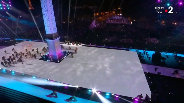 Christine and the Queens chante Born To Be Alive aux Paralympiques