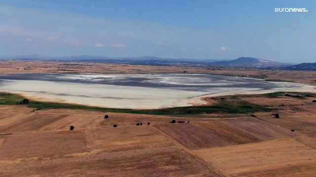 الجفاف يضرب اليونان: بحيرة بيكروليمني تتحول إلى صحراء والمزارعون يلجأون إلى صهاريج المياه