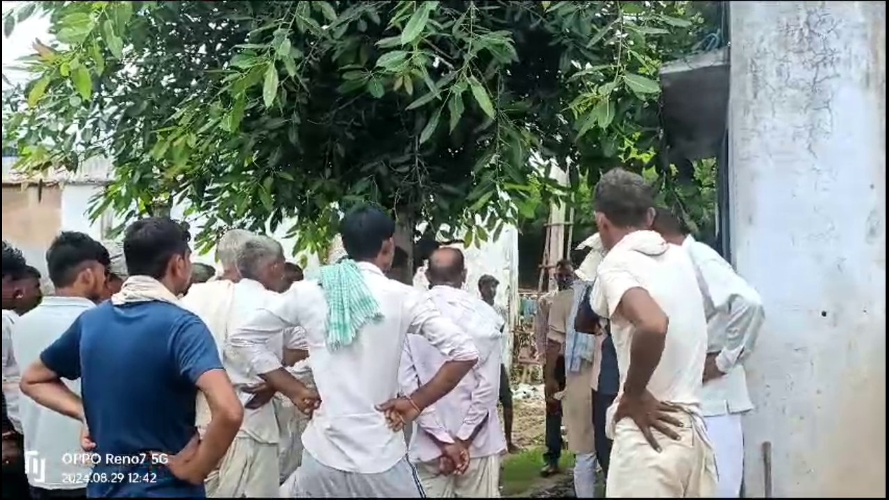 शमशान घाट के रास्ते में अतिक्रमण के खिलाफ, शव को लेकर धरने पर बैठे ग्रामीण