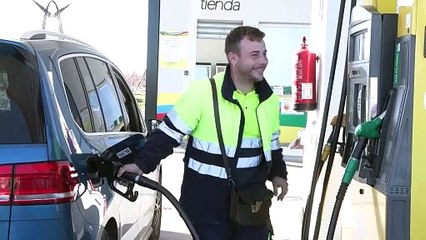 下载视频: Los carburantes tocan nuevos mínimos de año ante la operación retorno de las vacaciones