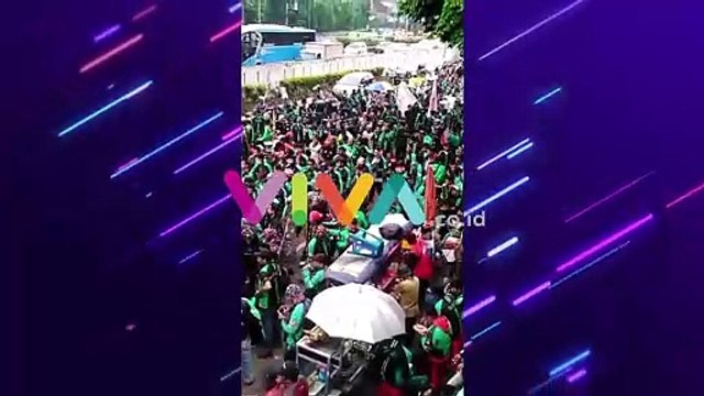 Ribuan Ojol Geruduk Istana hingga Kantor Gojek/Grab