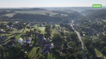 L'église au milieu du village : Marneffe