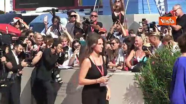 Venezia 81, Valerio Mastandrea sul red carpet firma autografi ai fan appostati per incontrarlo