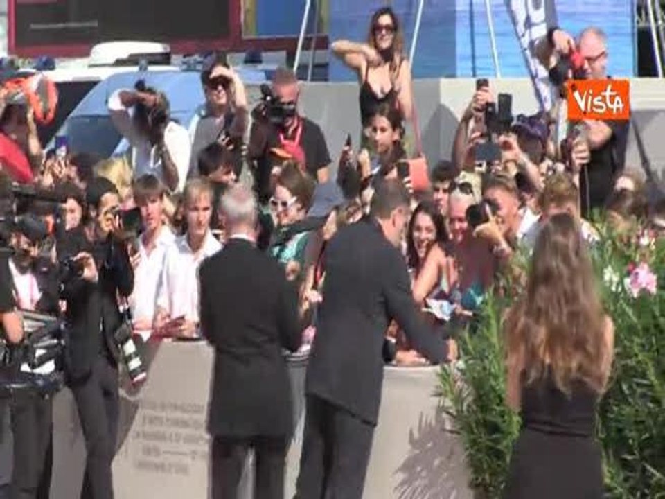 Venezia 81, Valerio Mastandrea sul red carpet firma autografi ai fan appostati per incontrarlo