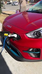 Elle attend 73 heures pour recharger sa voiture électrique, sa vidéo fait le buzz !