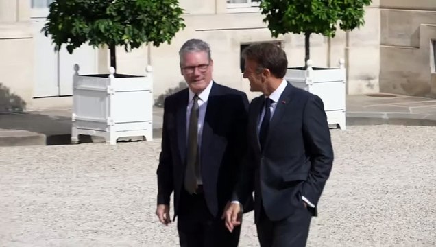 Keir Starmer meets Emmanuel Macron at Élysée Palace