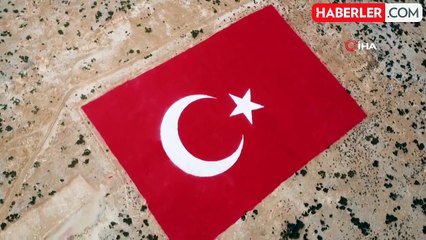 Mersin'de zemine işlenmiş büyük Türk Bayrağı boyandı