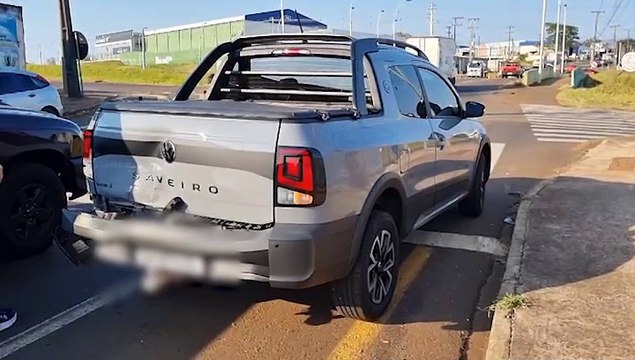 Jeep, Saveiro e Voyage se envolvem em acidente no viaduto da Avenida Rocha Pombo