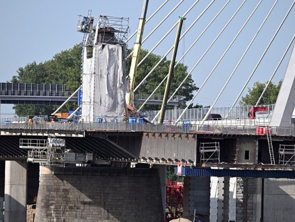 Ein Toter bei schwerem Unfall an Leverkusener Rheinbrücke