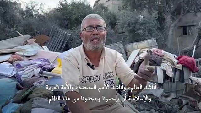 فلسطينيون يتفقدون الدمار بعد قصف إسرائيلي على مخيم النصيرات