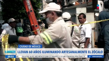 Llevan 60 años iluminando artesanalmente cada año el Zócalo de la CDMX