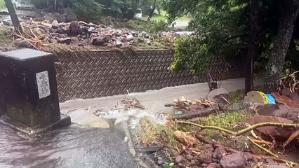 Un tifón "extremadamente fuerte" toca tierra en el sur de Japón