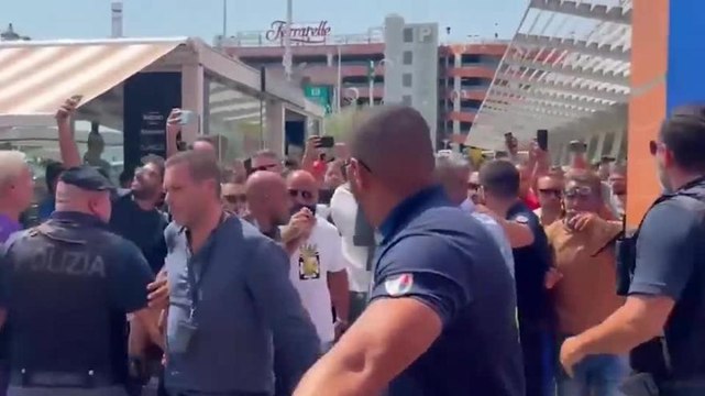 Bagno di folla per McTominay al suo arrivo: ecco la sua reazione