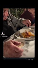 nonno si lamenta dei tempi di oggi