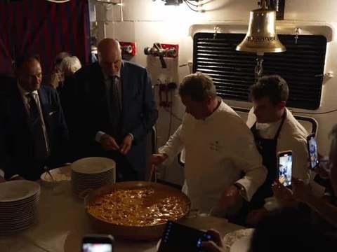 Chicco Cerea cucina i paccheri alla Vittorio a bordo dell’Amerigo Vespucci nel porto di Tokyo