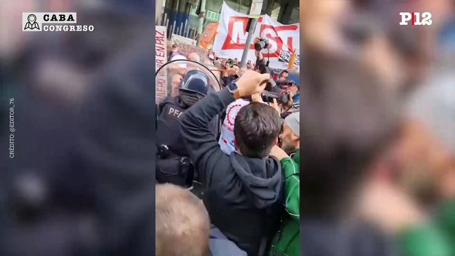 El Gobierno repartió palos y gases a los jubilados que marcharon contra el veto de Milei -