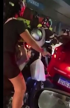 Motorista morre apedrejado por entregadores após atropelar motoboy